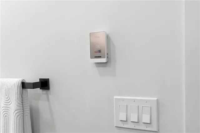 a view of a house with backyard