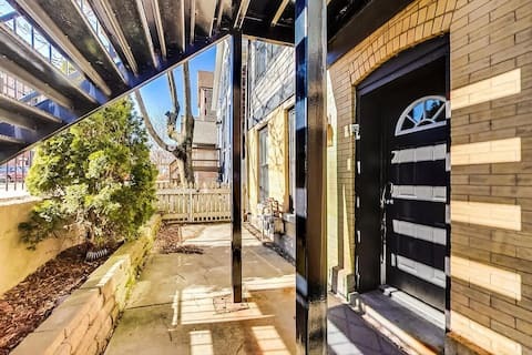 1730 West Beach Avenue, Unit 1 Chicago, IL 60622 - Photo 2 of 16 a view of a door and a window