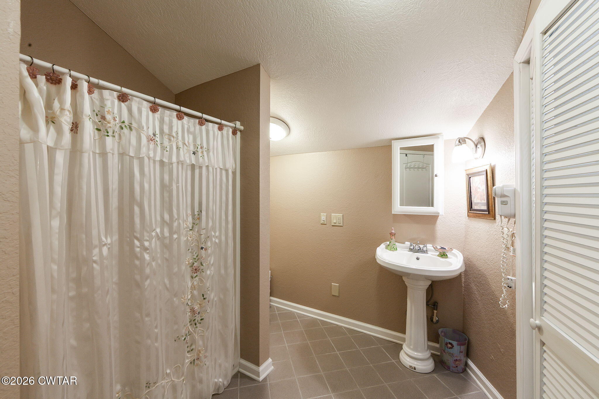 812 Pipkin Road Jackson, TN 38305 - Photo 48 of 49 Upstairs Bath