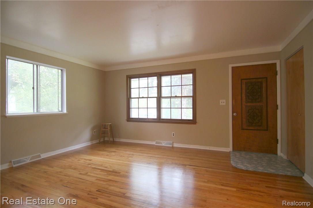 132 South Roslyn Road Waterford, MI 48328 - Photo 8 of 20 Roslyn Great Room.jpg