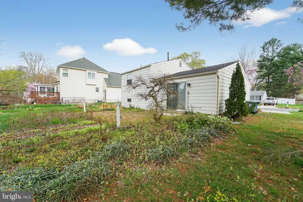 a view of a yard with an trees