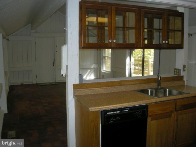 13101 Dover Road Reisterstown, MD 21136 - Photo 12 of 23 Spacious Country Kitchen