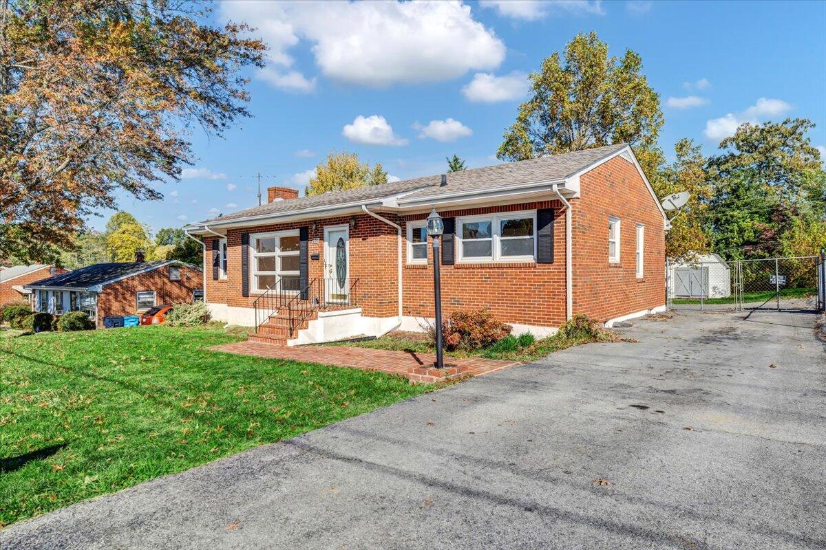 220 Frontier Road Northeast Roanoke, VA 24012 - Photo 17 of 46 43-MIB03254