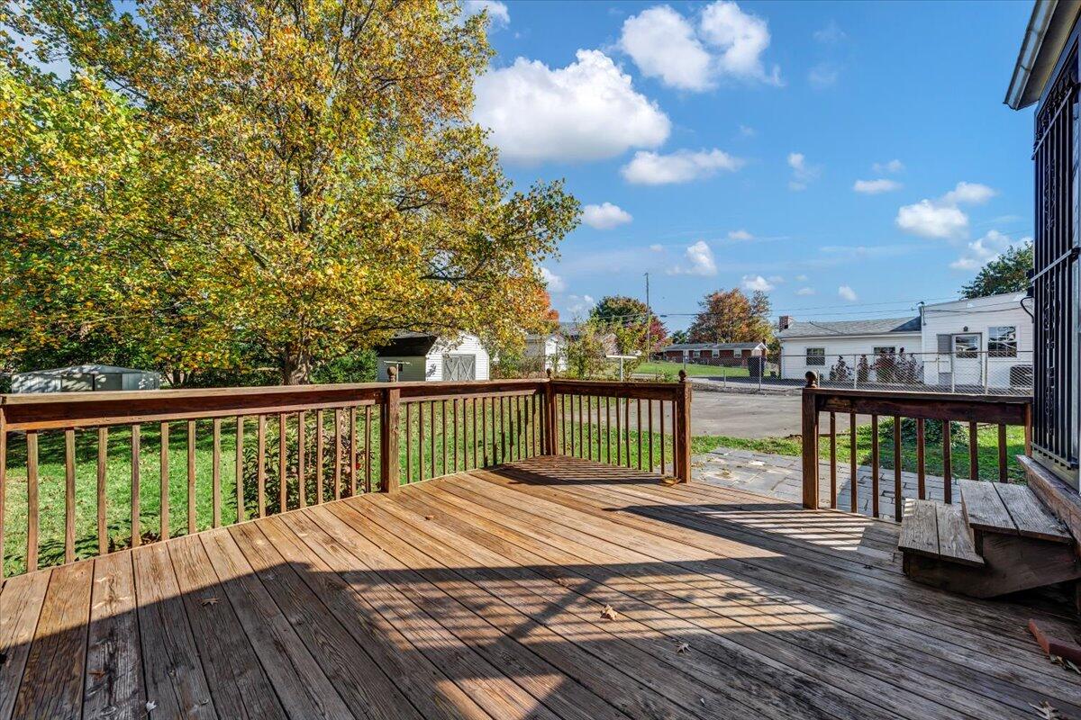 220 Frontier Road Northeast Roanoke, VA 24012 - Photo 6 of 46 32-MIB03221