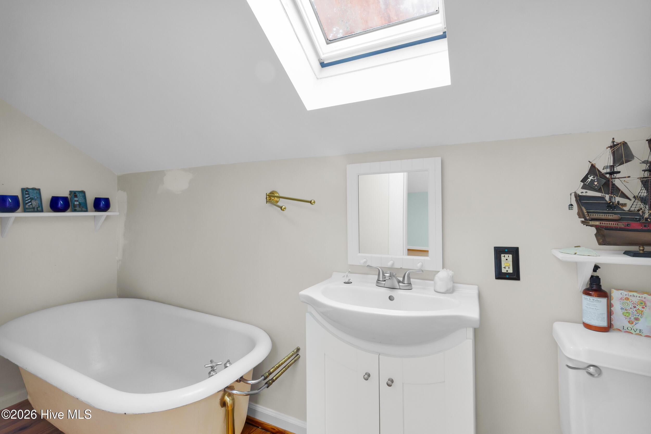 308 Pollock Street Pollocksville, NC 28573 - Photo 29 of 45 Second floor bath