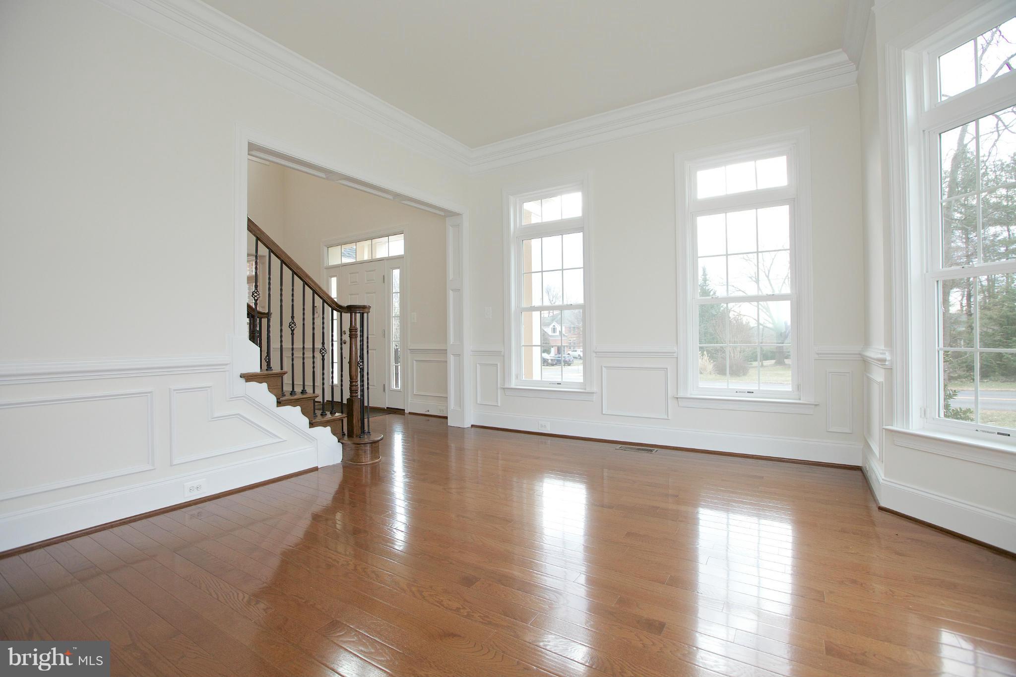 10002 Courthouse Road Vienna, VA 22181 - Photo 9 of 27 Living Room