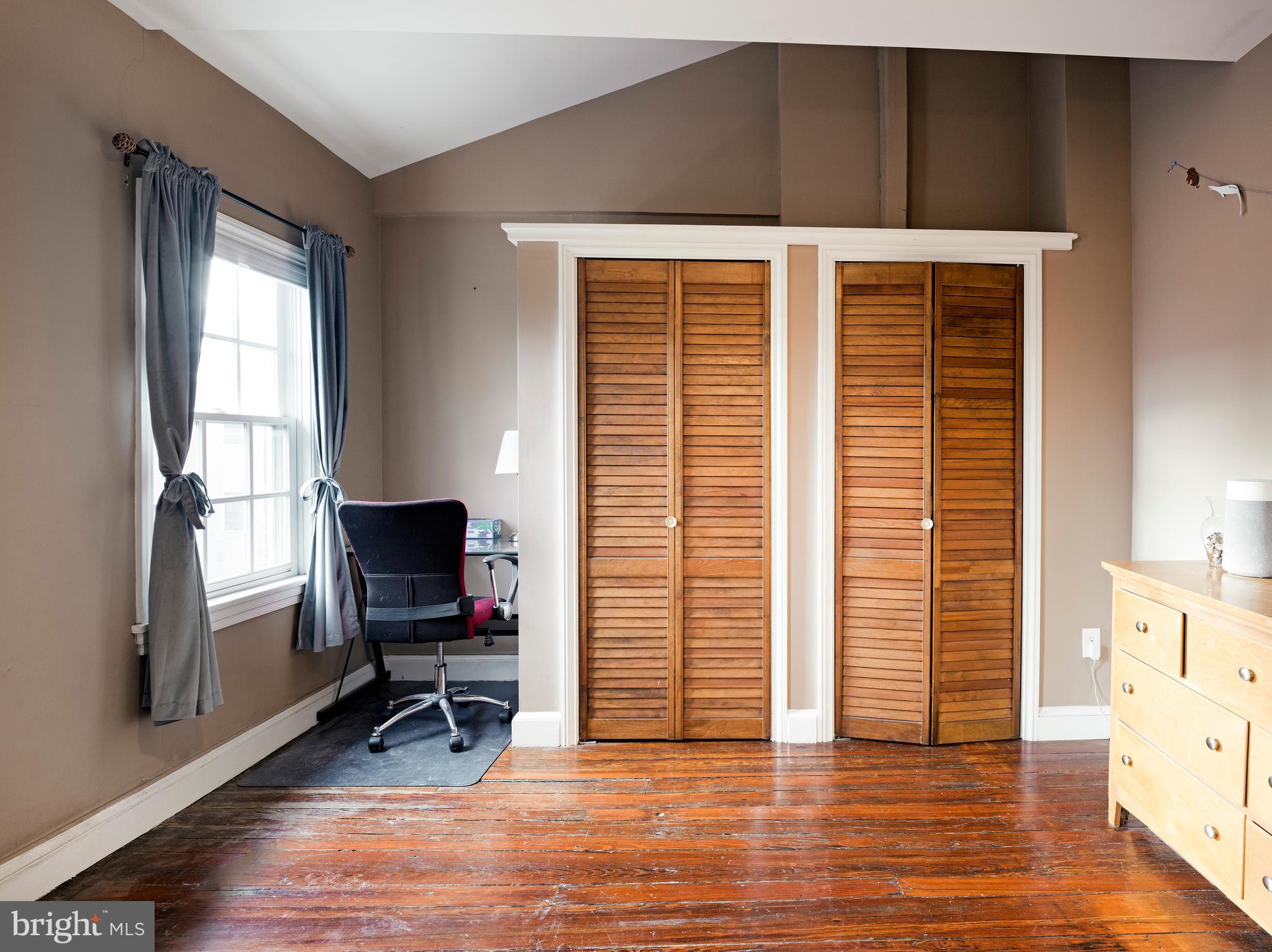 223 Carpenter Street Philadelphia, PA 19147 - Photo 39 of 42 a view of a livingroom with workspace and a window