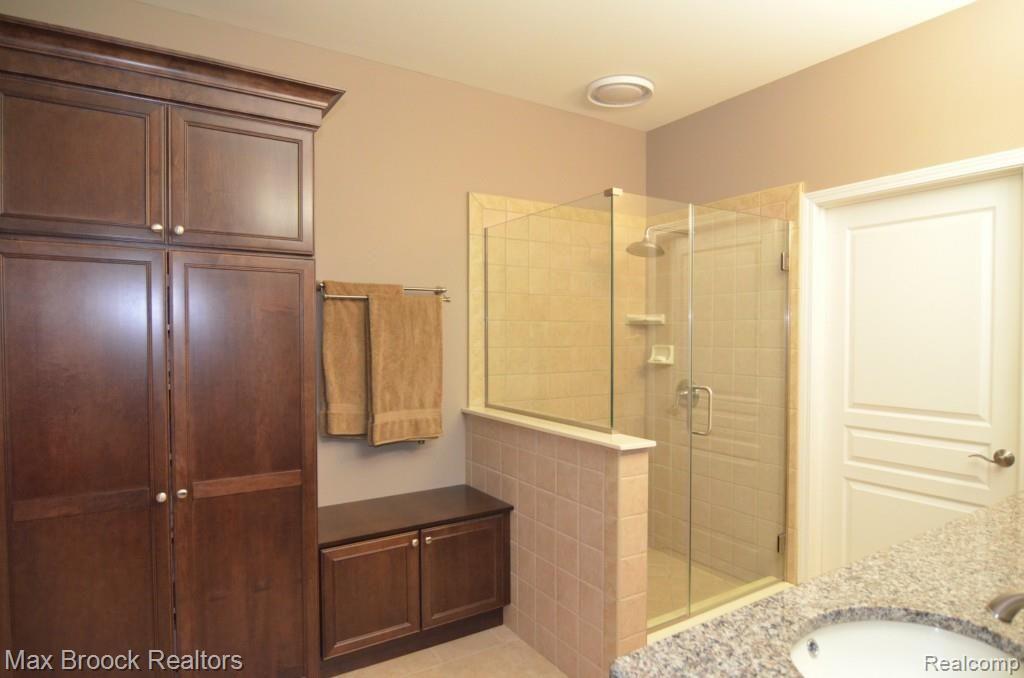 3717 Tremonte Circle Rochester, MI 48306 - Photo 20 of 38 Master bath2.jpg