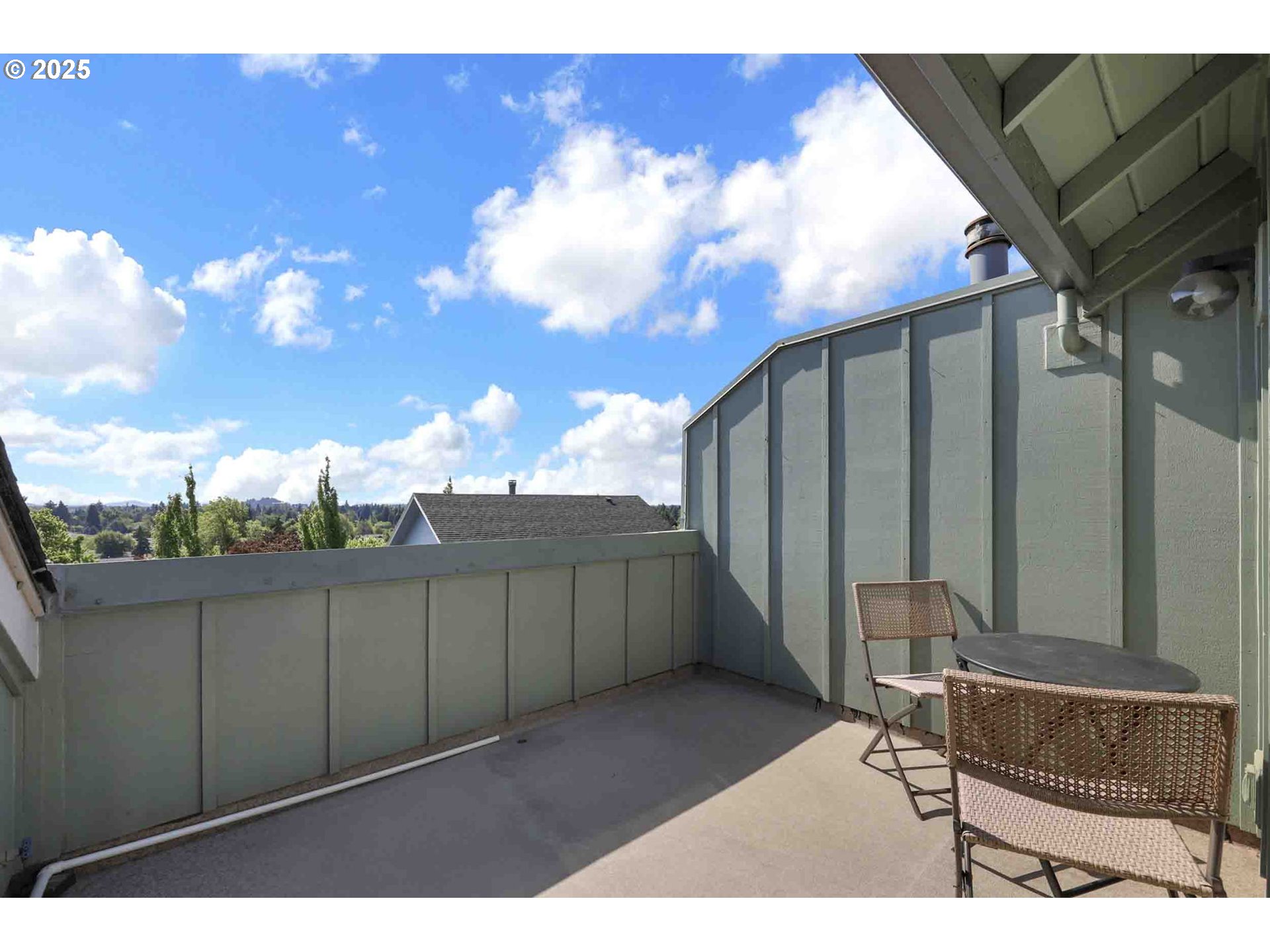 957 Prescott Lane Springfield, OR 97477 - Photo 26 of 35 Balcony