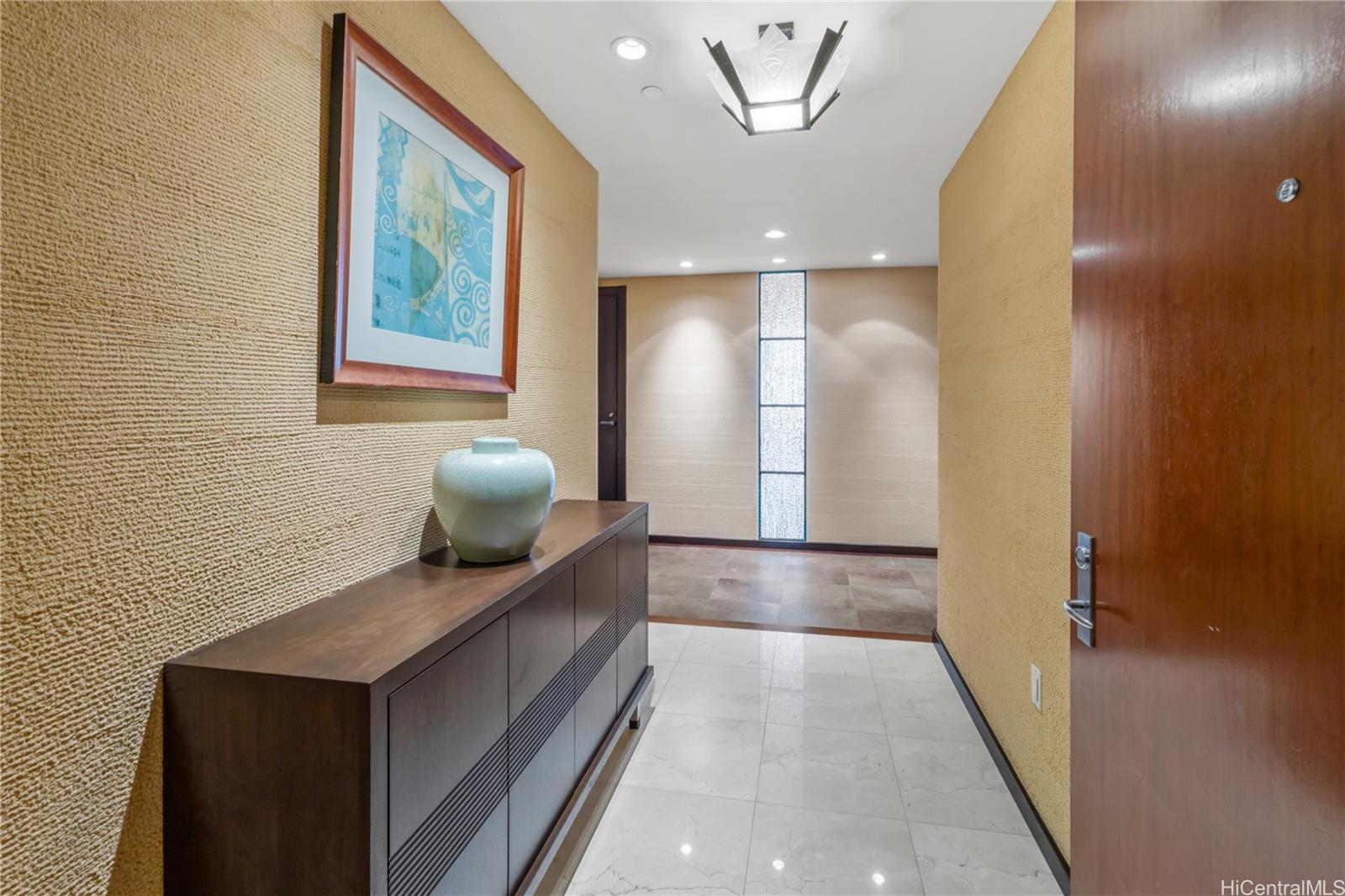 1288 Ala Moana Boulevard, Unit 37I Honolulu, HI 96814 - Photo 13 of 24 a hallway with a furniture and a chandelier