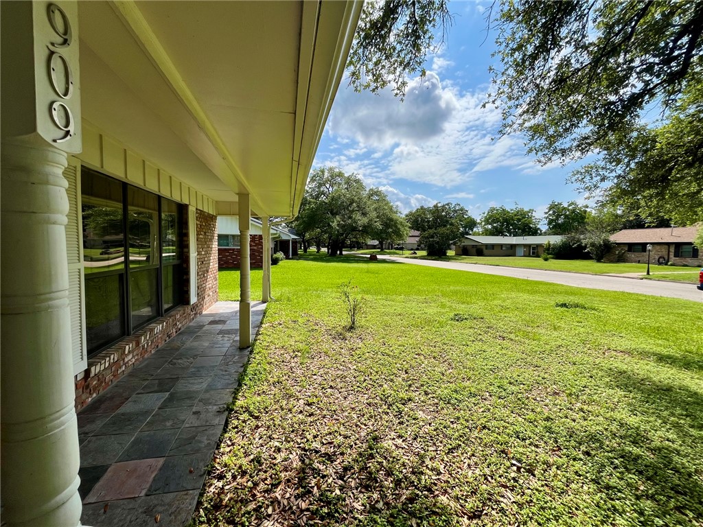 909 Anderson Street Hearne, TX 77859 - Photo 2 of 22