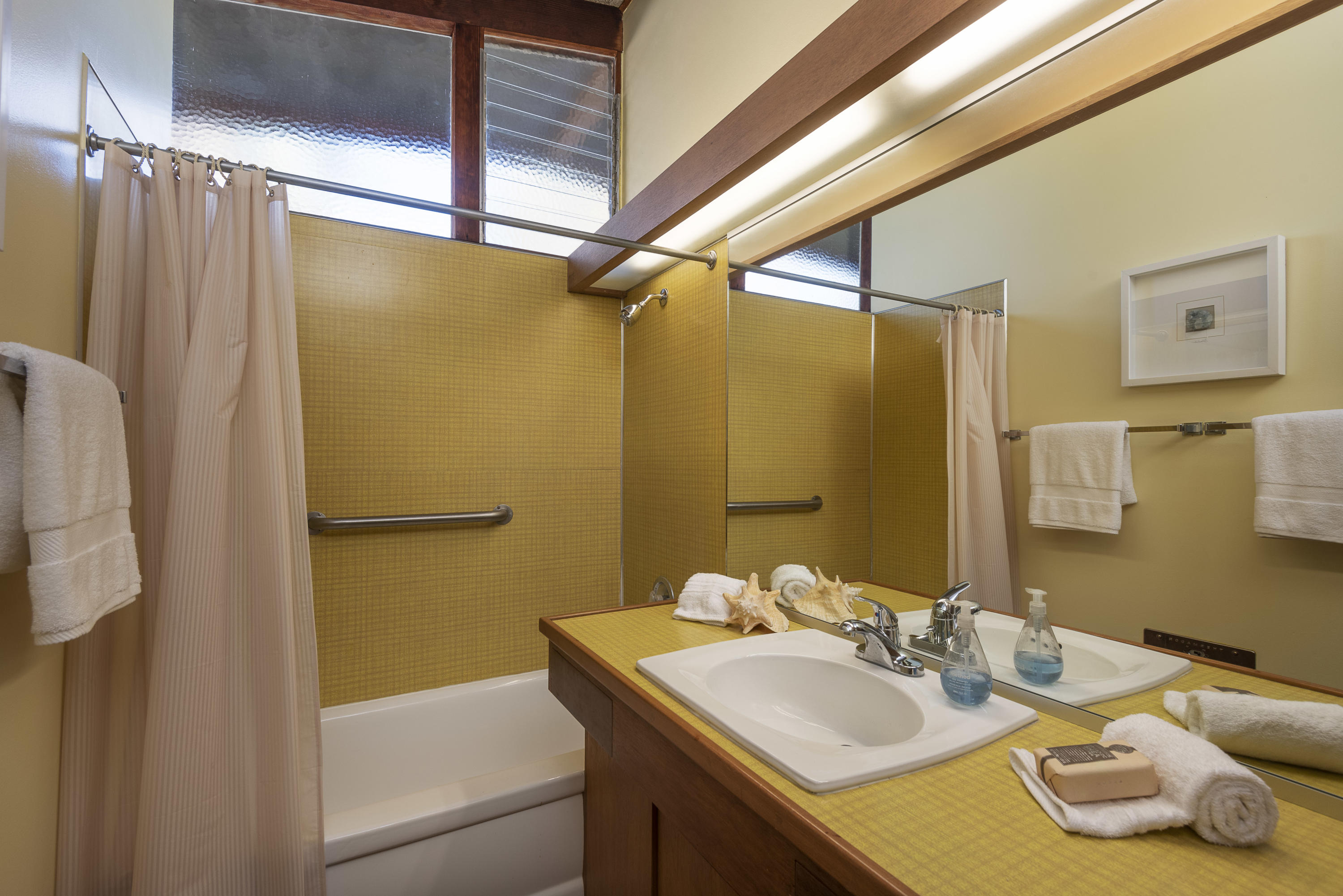 1726 Santa Monica Road Carpinteria, CA 93013 - Photo 18 of 21 Bathroom3