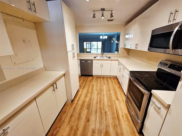 $3,200 | 3950 Estepona Avenue, Unit 6D6, Doral, FL 33178