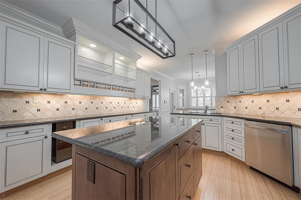 Host lots of parties in this very well designed kitchen with entertaining in mind
