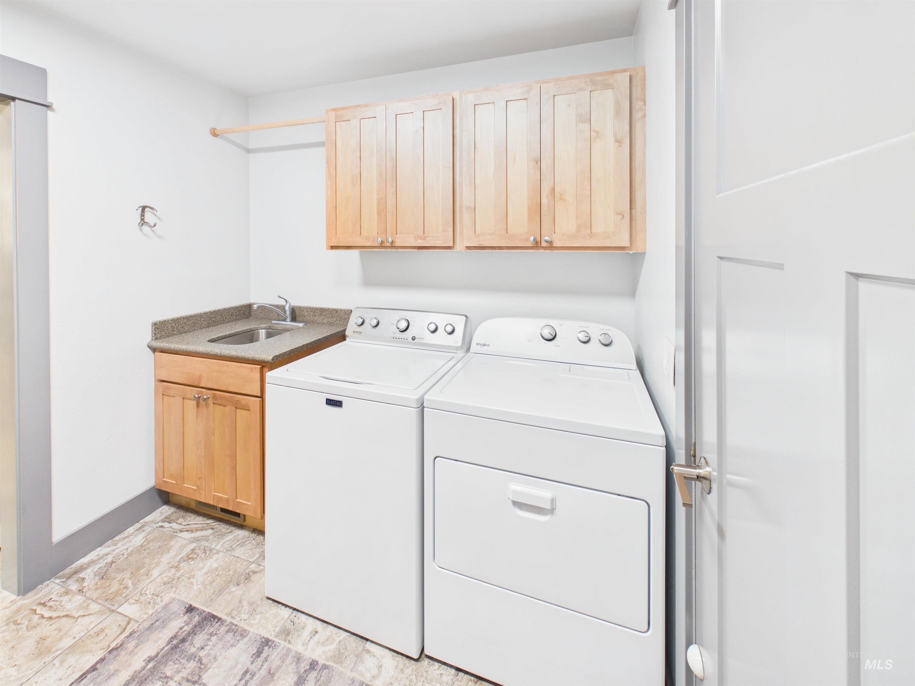 503 Heron Way Rupert, ID 83350 - Photo 15 of 49 Laundry room with cabinet space and washer and dryer