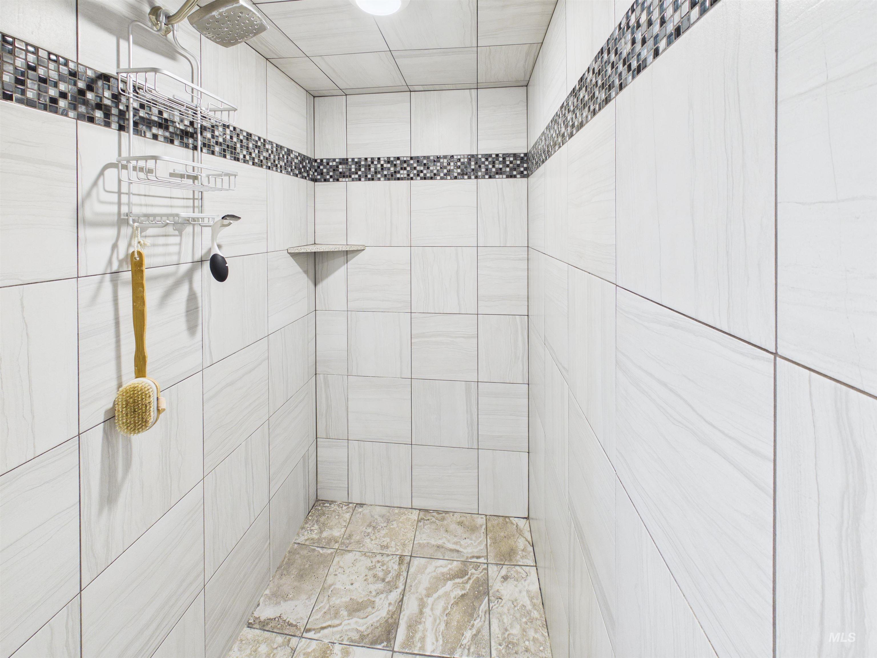 503 Heron Way Rupert, ID 83350 - Photo 19 of 49 Full bathroom featuring tiled shower