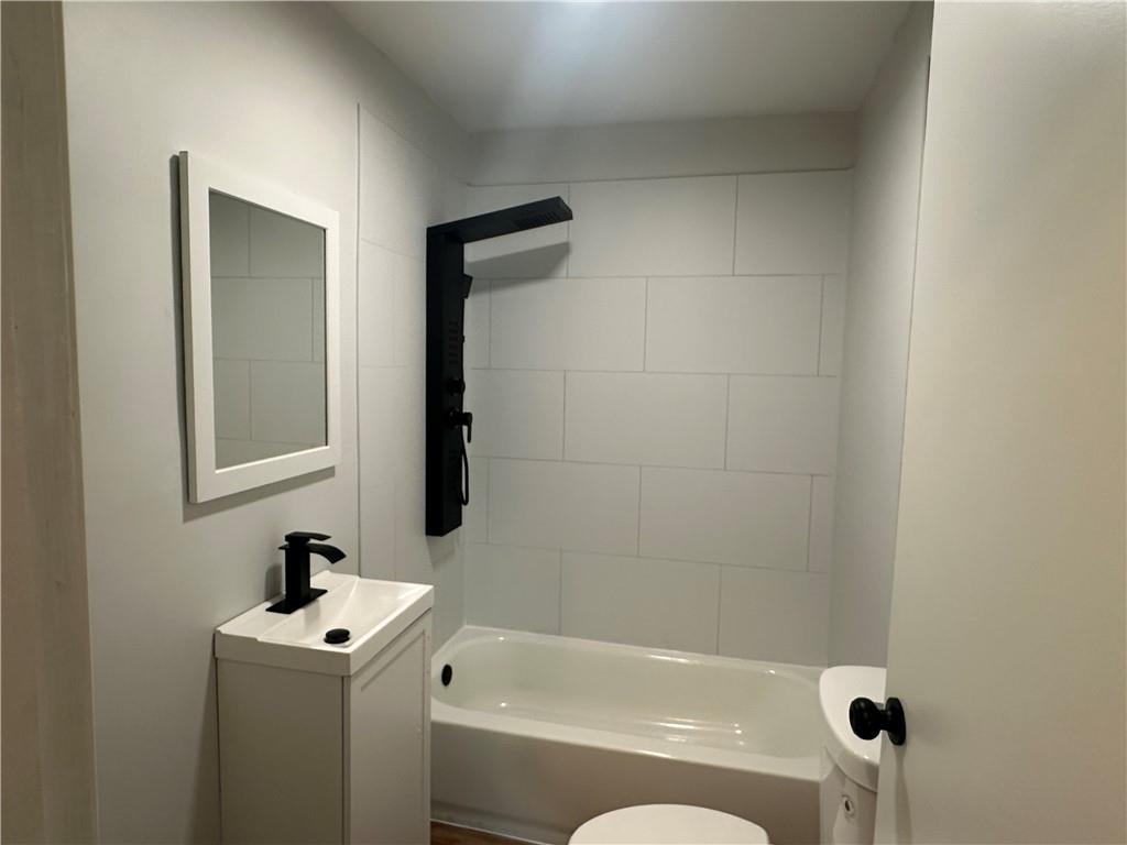 201 Clever Road McKees Rocks, PA 15136 - Photo 21 of 30 a bathroom with a bathtub sink vanity and mirror