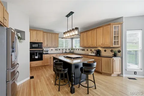 $625,000 | 444 Eagle Pointe Landing Drive, Eureka, MO 63025