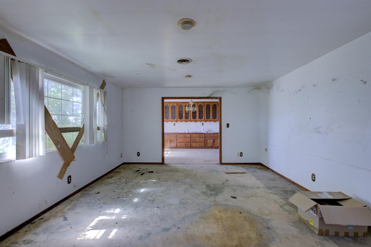 873 Loquat Avenue Patterson, CA 95363 - Photo 13 of 35 a view of an empty room with a window