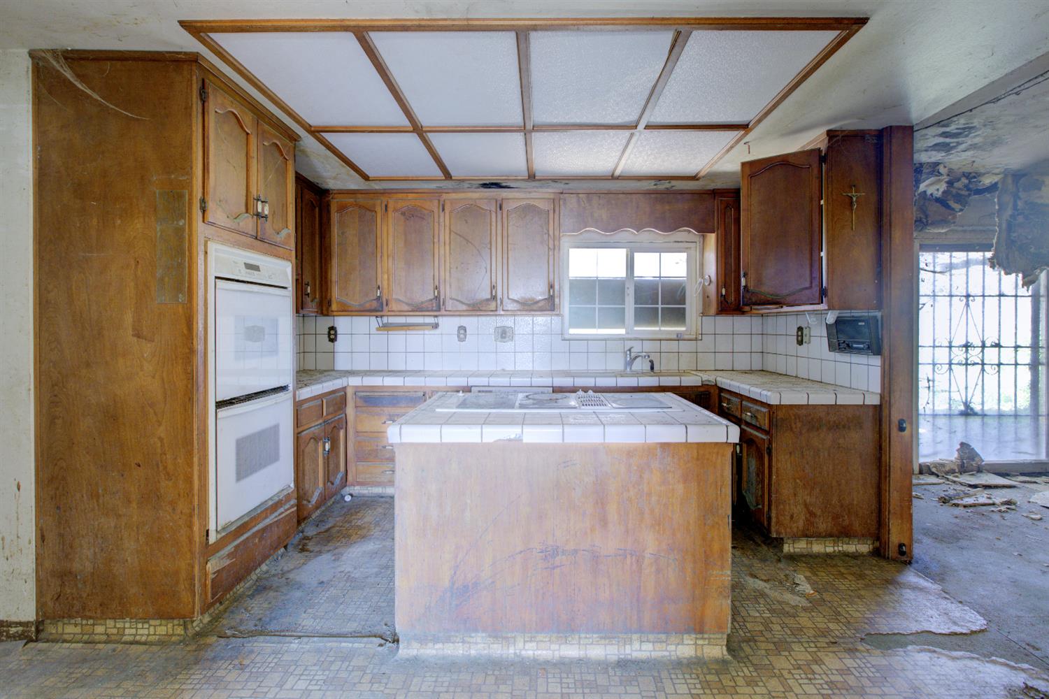873 Loquat Avenue Patterson, CA 95363 - Photo 16 of 35 a kitchen with a stove a sink and a refrigerator