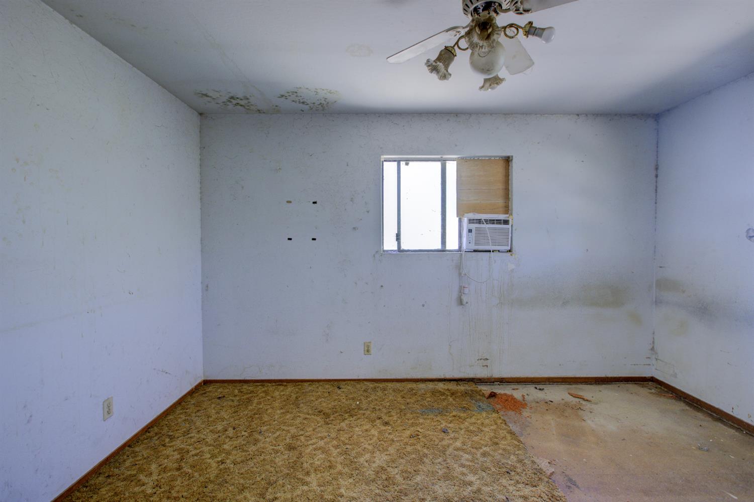 873 Loquat Avenue Patterson, CA 95363 - Photo 20 of 35 an empty room with a window