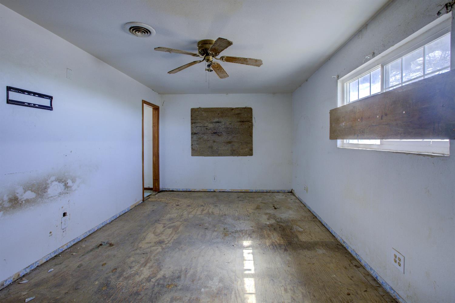873 Loquat Avenue Patterson, CA 95363 - Photo 21 of 35 a view of an empty room