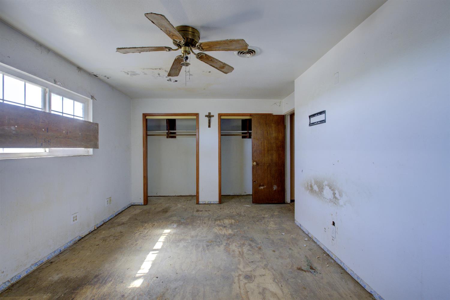 873 Loquat Avenue Patterson, CA 95363 - Photo 22 of 35 a view of a livingroom with a ceiling fan and window