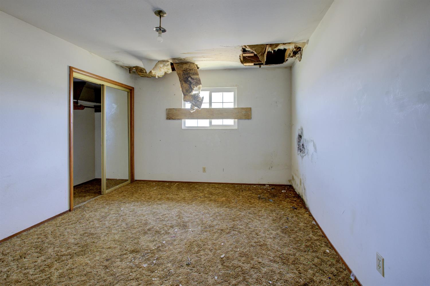 873 Loquat Avenue Patterson, CA 95363 - Photo 26 of 35 an empty room with a empty space and windows