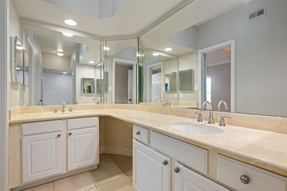 7701 Rialto Boulevard, Unit 1433 Austin, TX 78735 - Photo 30 of 31 a bathroom with a sink vanity and mirror