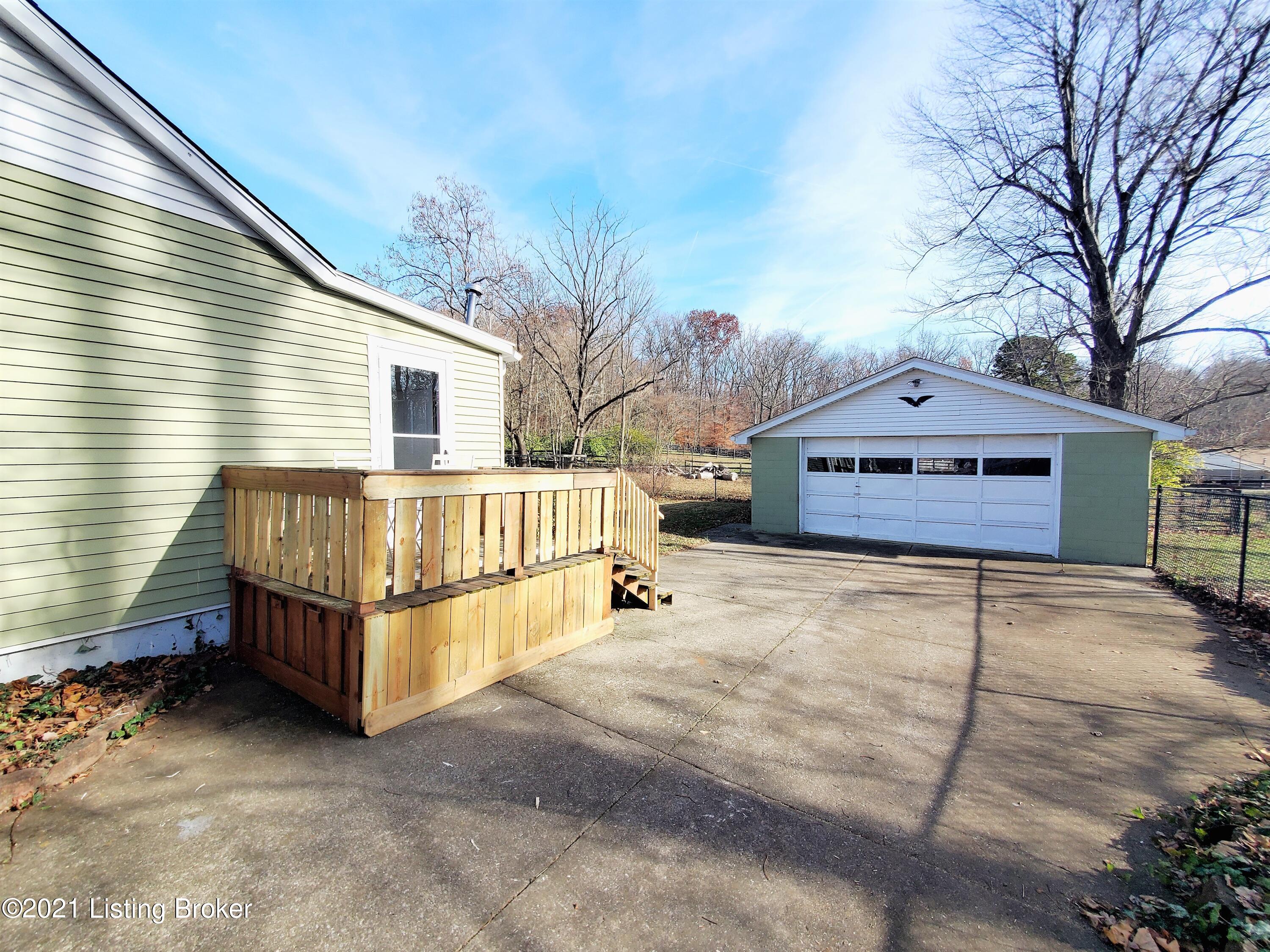 7101 Manslick Road Louisville, KY 40214 - Photo 27 of 37 09-1 SIDE PORCH & GARAGE
