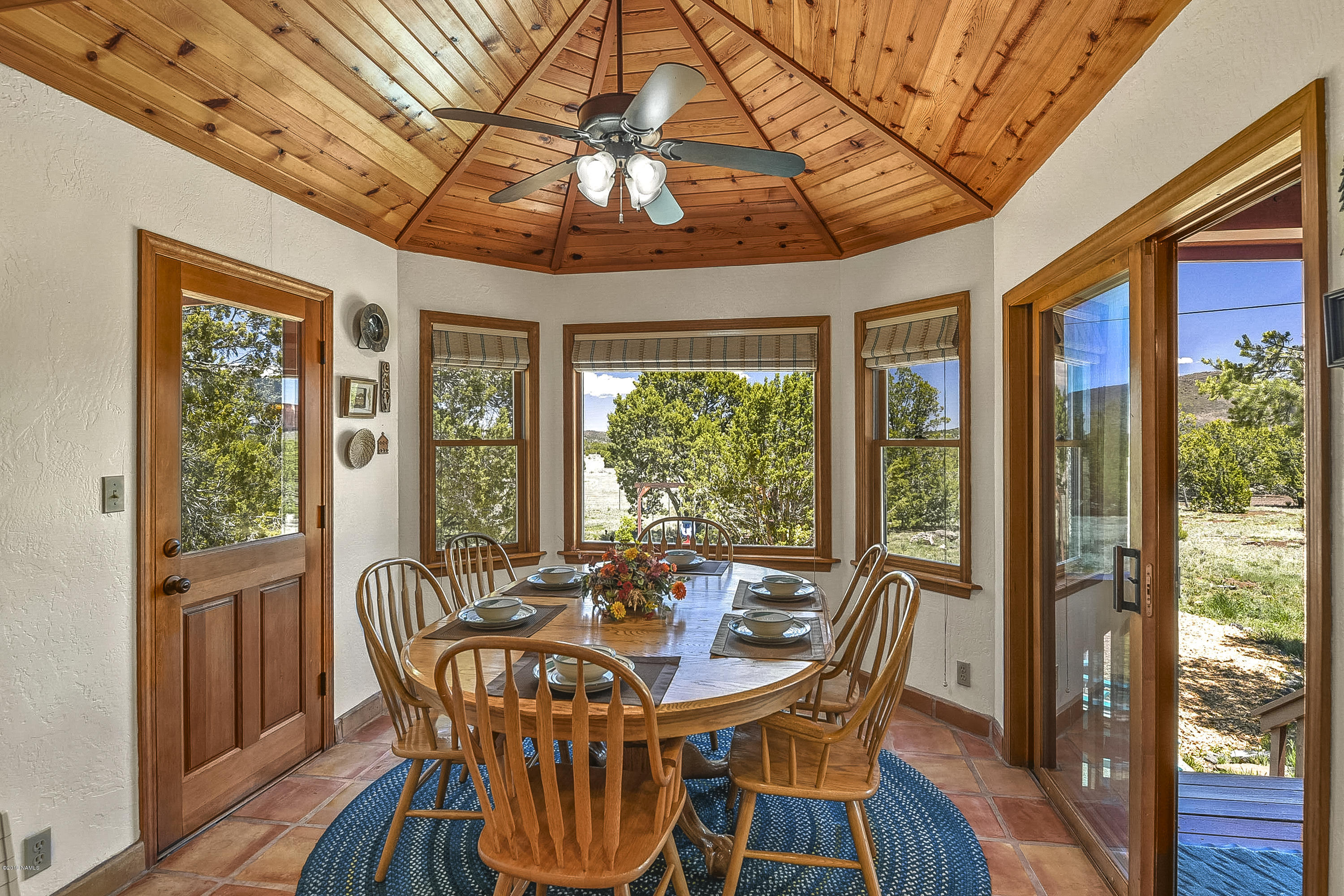 5950 Leupp Road Flagstaff, AZ 86004 - Photo 17 of 67 In kitchen dining