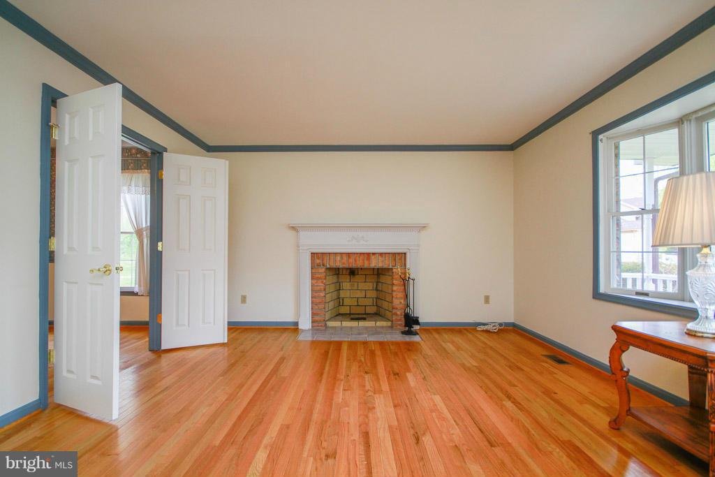 8 Ridgecliff Court Kingsville, MD 21087 - Photo 6 of 30 Living Room