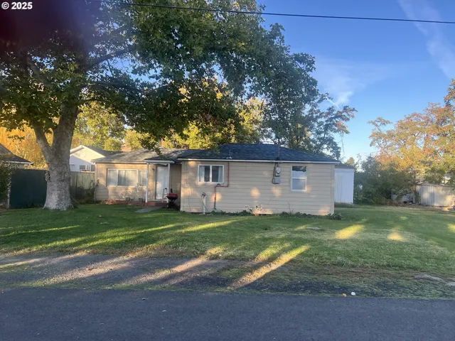 a view of a house with a yard