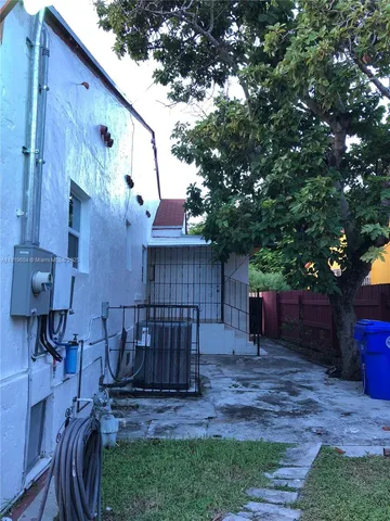 a view of a back yard