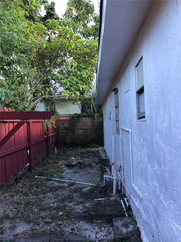 a view of a backyard with pathway