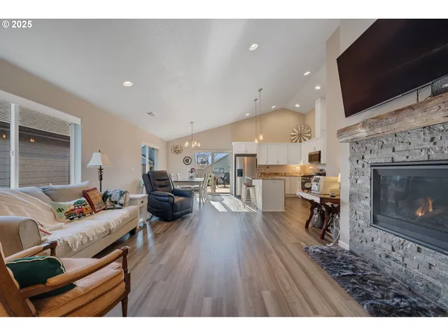 $450,000 | 2127 Southeast Academy Street, Dallas, OR 97338