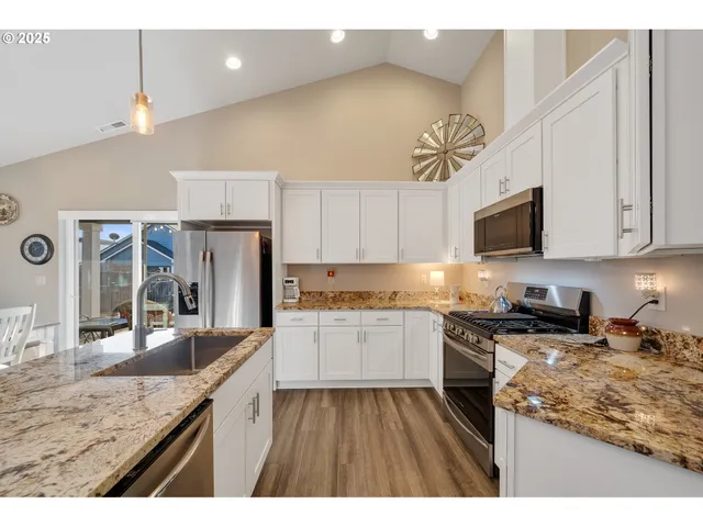 $450,000 | 2127 Southeast Academy Street, Dallas, OR 97338