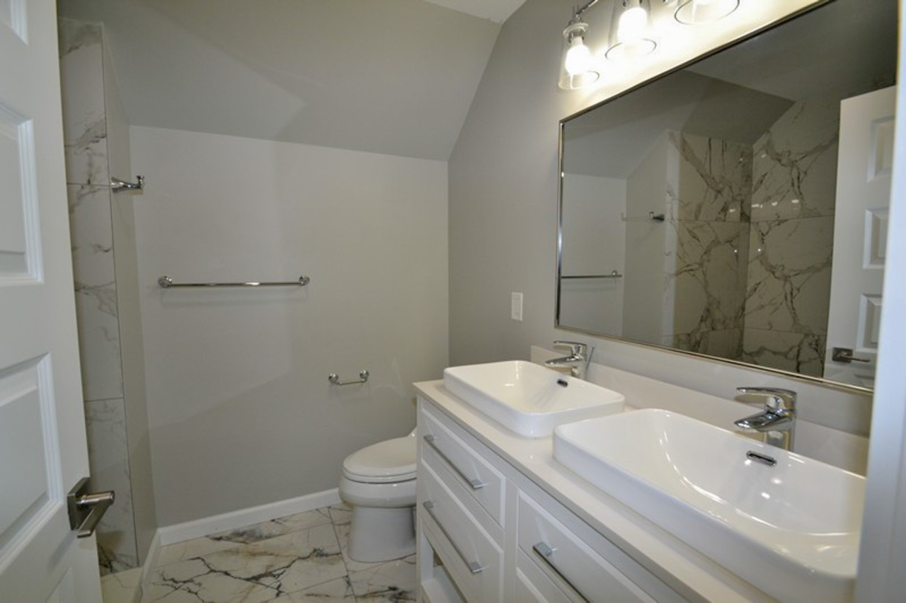 2240 East Morgan Avenue Milwaukee, WI 53207 - Photo 16 of 27 Master Bath
