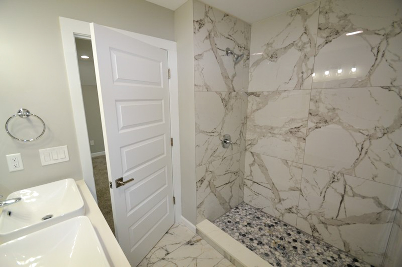 2240 East Morgan Avenue Milwaukee, WI 53207 - Photo 17 of 27 Master Bath