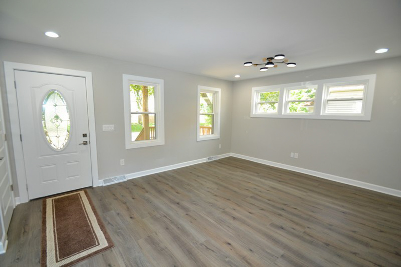 2240 East Morgan Avenue Milwaukee, WI 53207 - Photo 7 of 27 Living Room