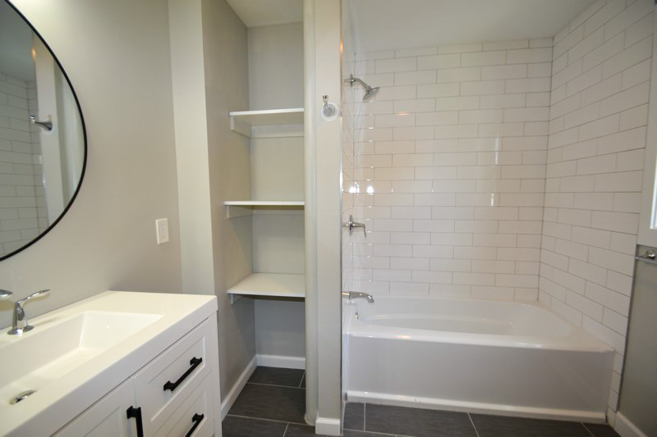 2240 East Morgan Avenue Milwaukee, WI 53207 - Photo 9 of 27 Full Bath