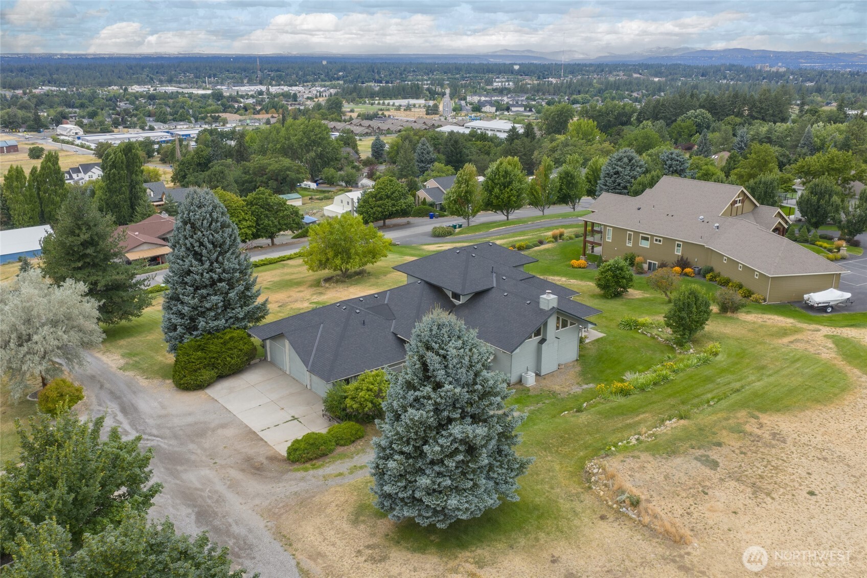 6205 South Dearborn Road Spokane, WA 99223 - Photo 3 of 40