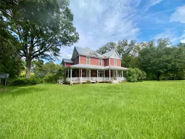 a view of a house with a big yard