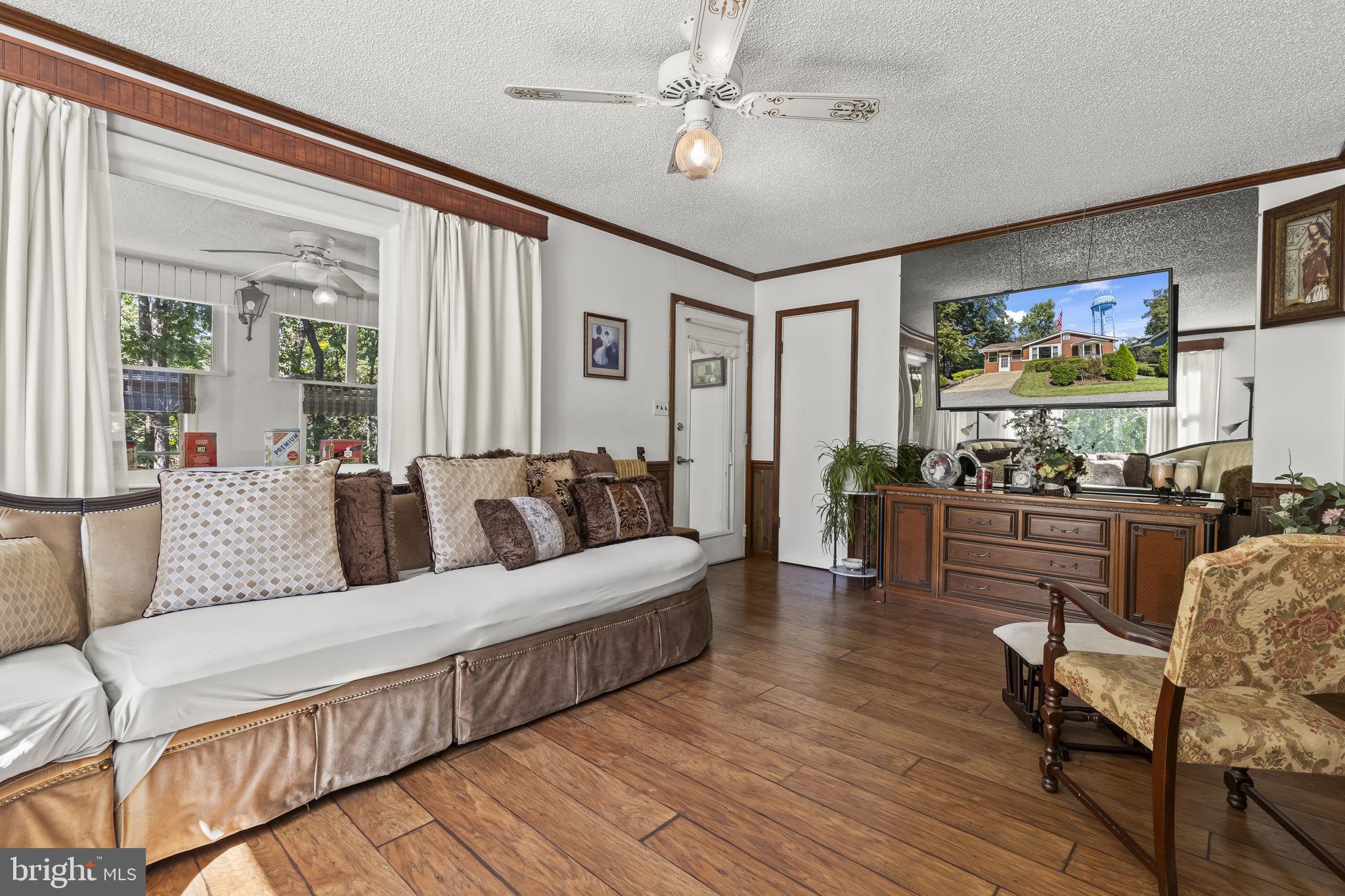 4008 10th Street North Beach, MD 20714 - Photo 8 of 47 Living Room