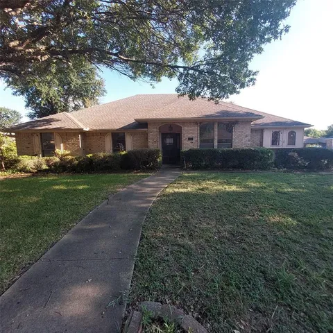 a view of a yard in front of a house
