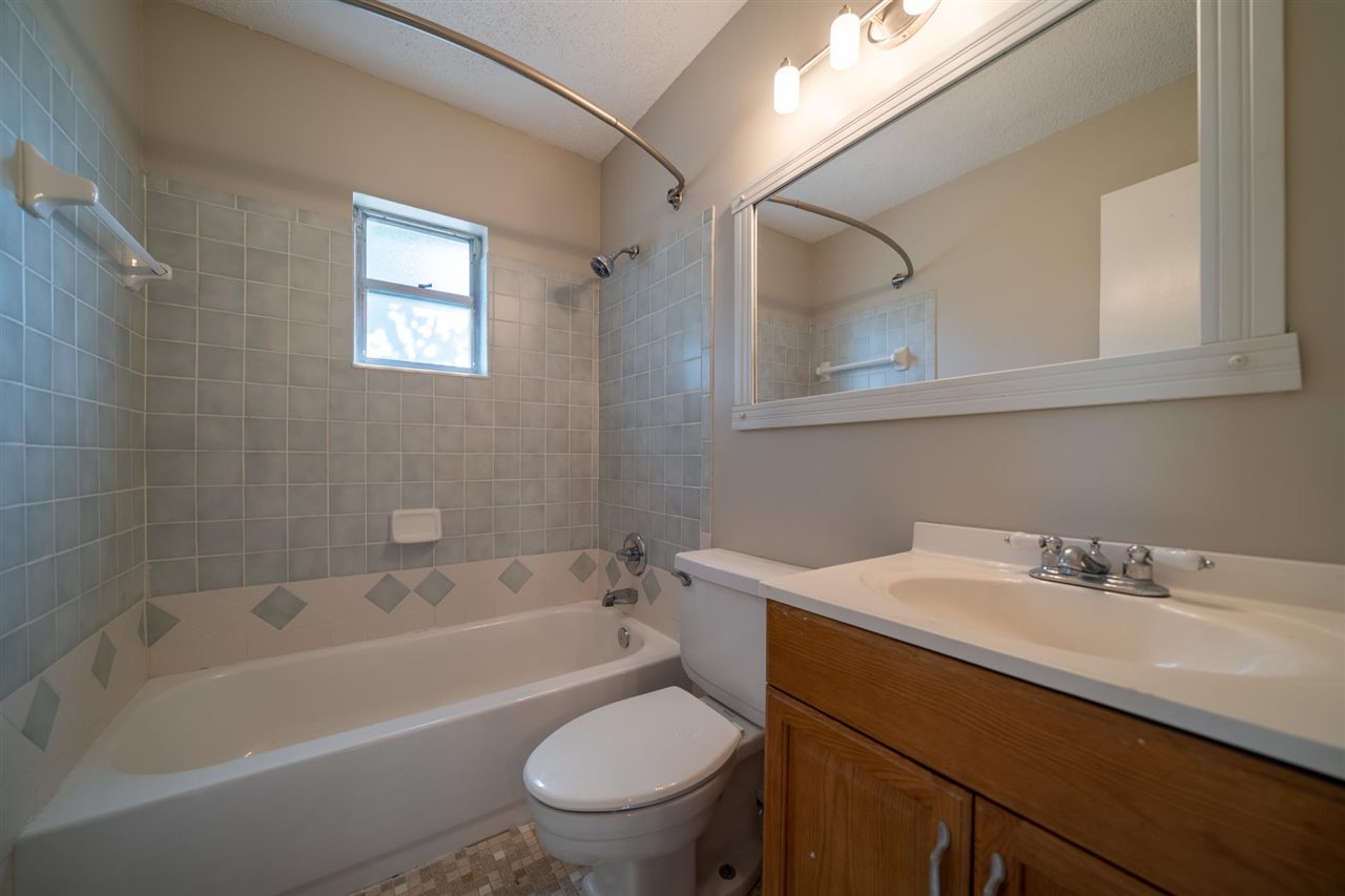 626 Segovia Road St. Augustine, FL 32086 - Photo 14 of 30 a bathroom with a sink a toilet and bathtub