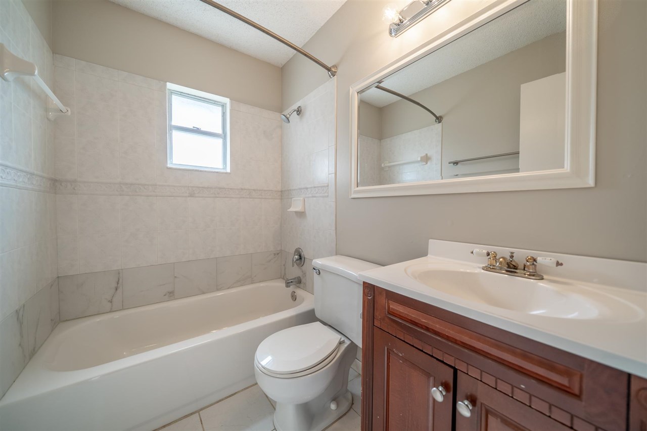 626 Segovia Road St. Augustine, FL 32086 - Photo 22 of 30 a bathroom with a sink toilet and bathtub
