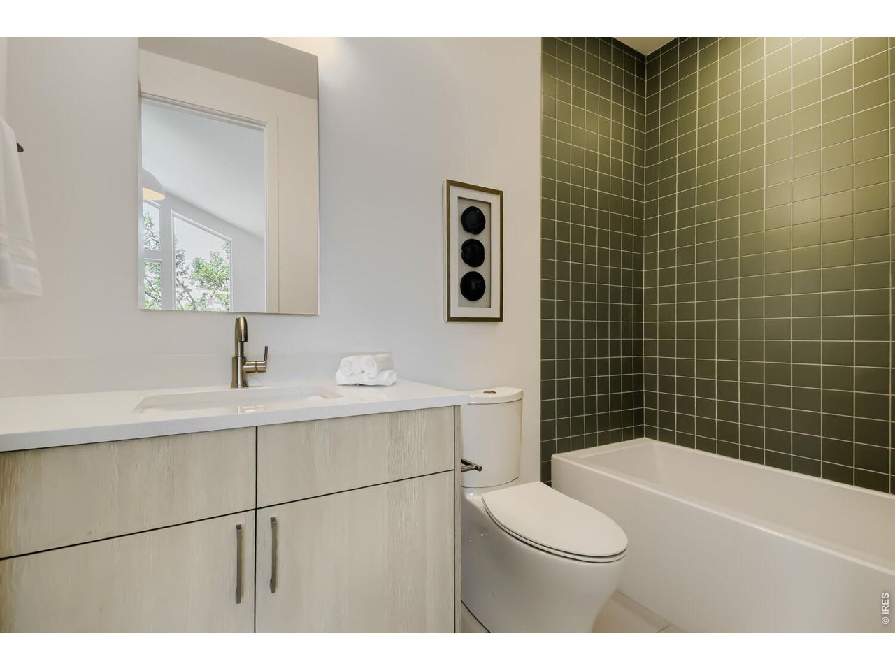 1365 Georgetown Road Boulder, CO 80305 - Photo 29 of 47 en suite full bath for bedroom 2