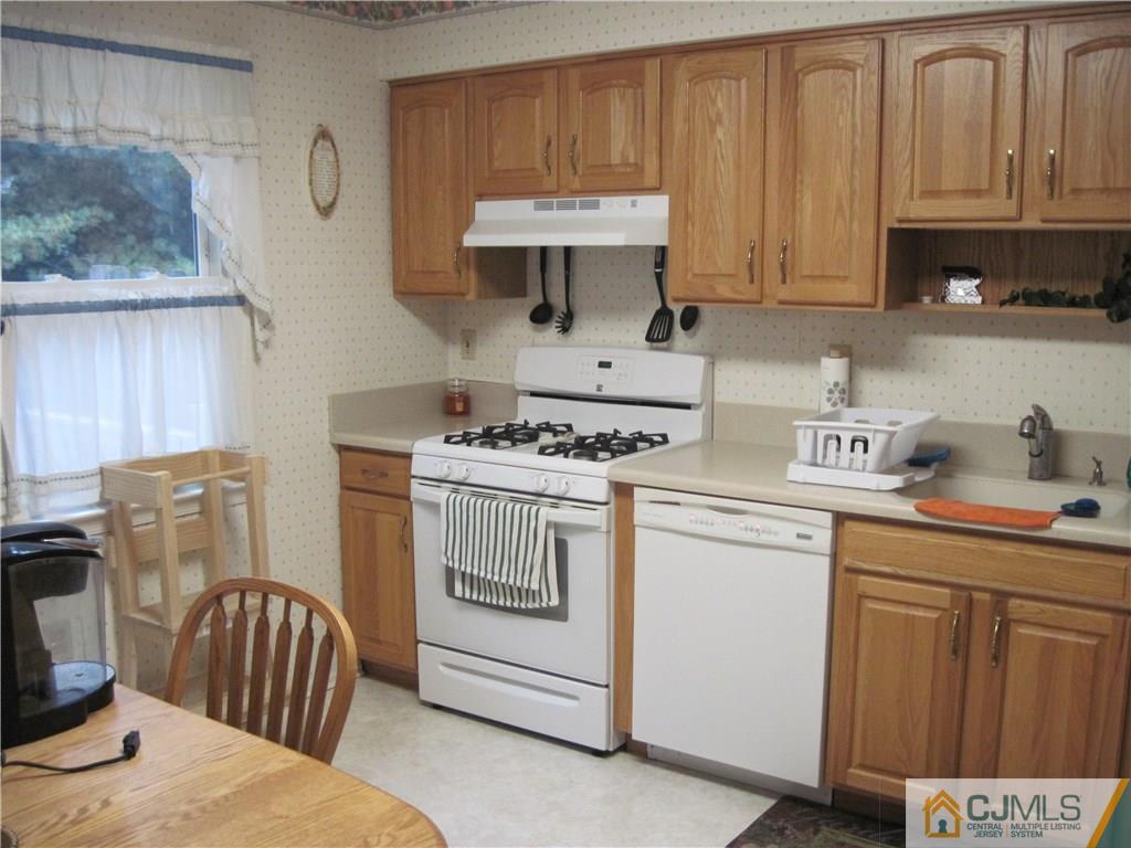 9 Sycamore Road Middlesex, NJ 08846 - Photo 3 of 14 Gallery Image 3