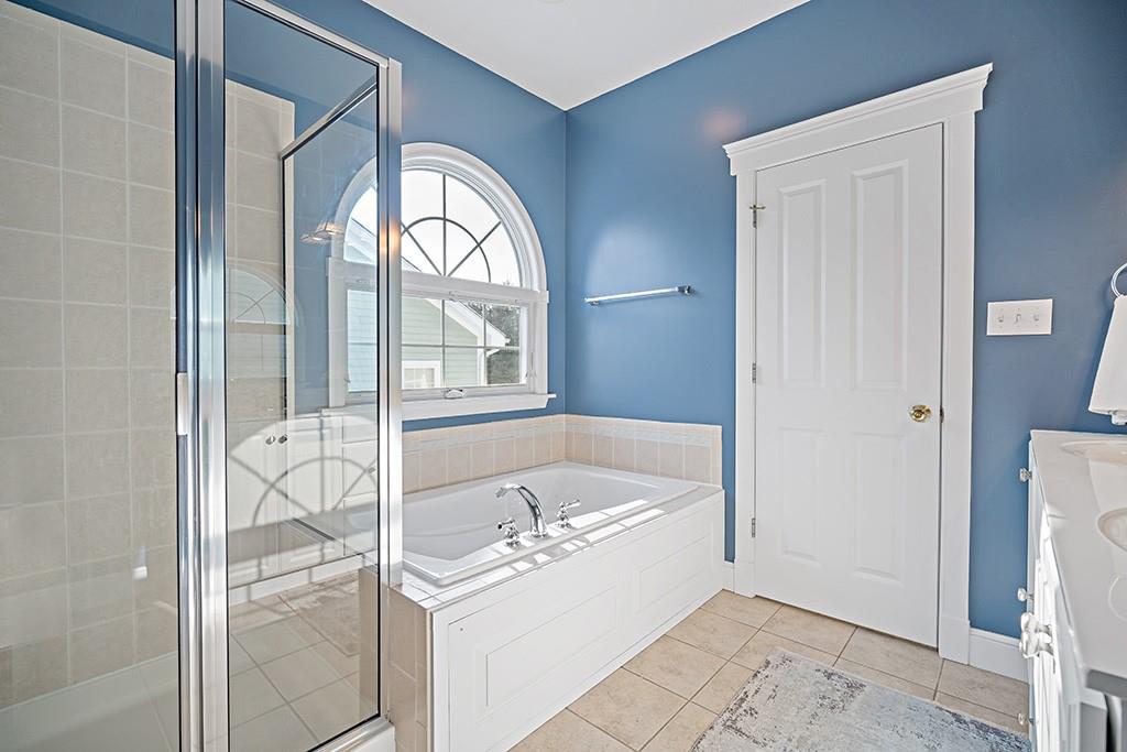 267 Berkeley Way Monroeville, PA 15146 - Photo 15 of 25 a bathroom with a bathtub and a sink